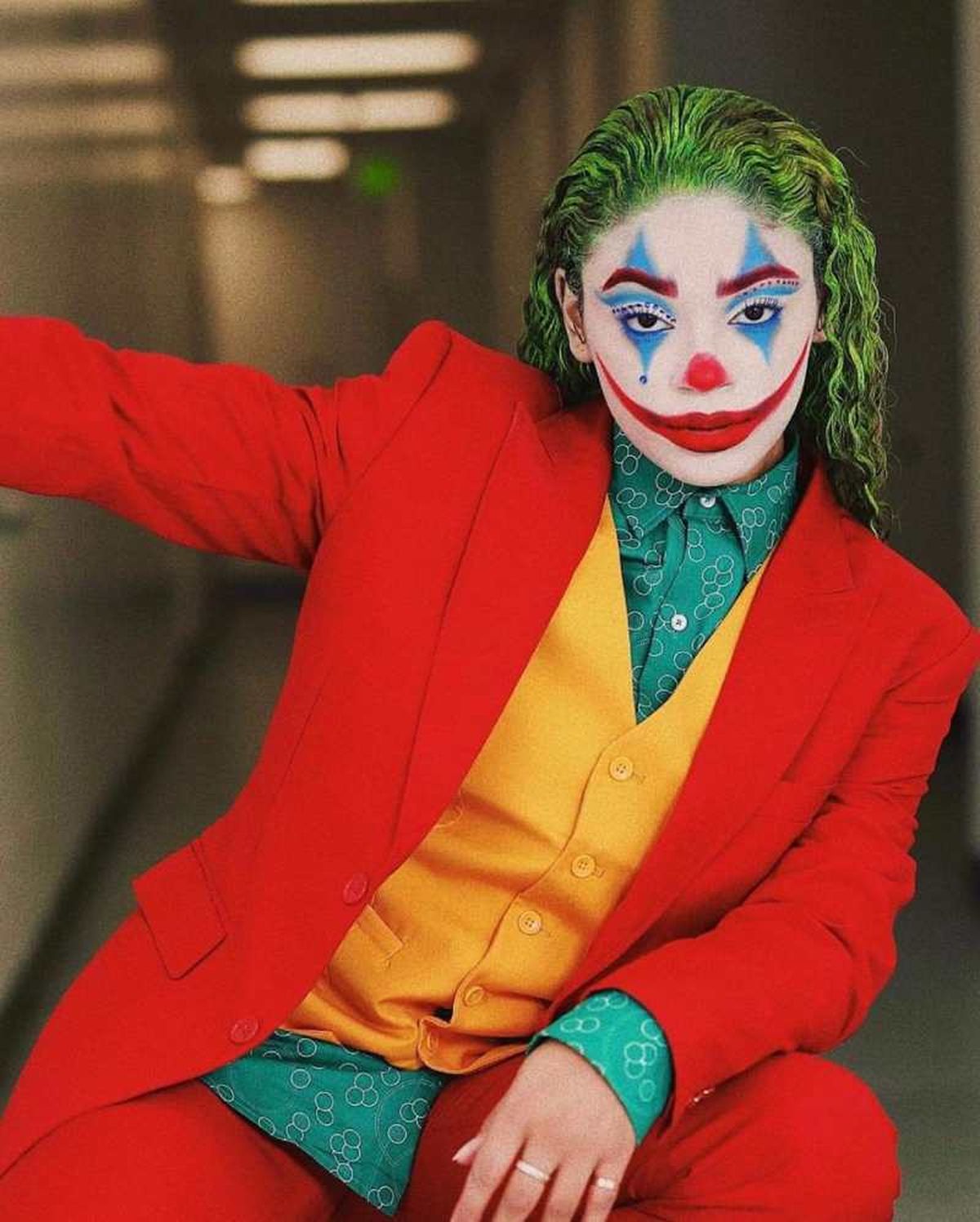 Puedes adaptar personajes masculinos como el Joker a tu disfraz de Halloween