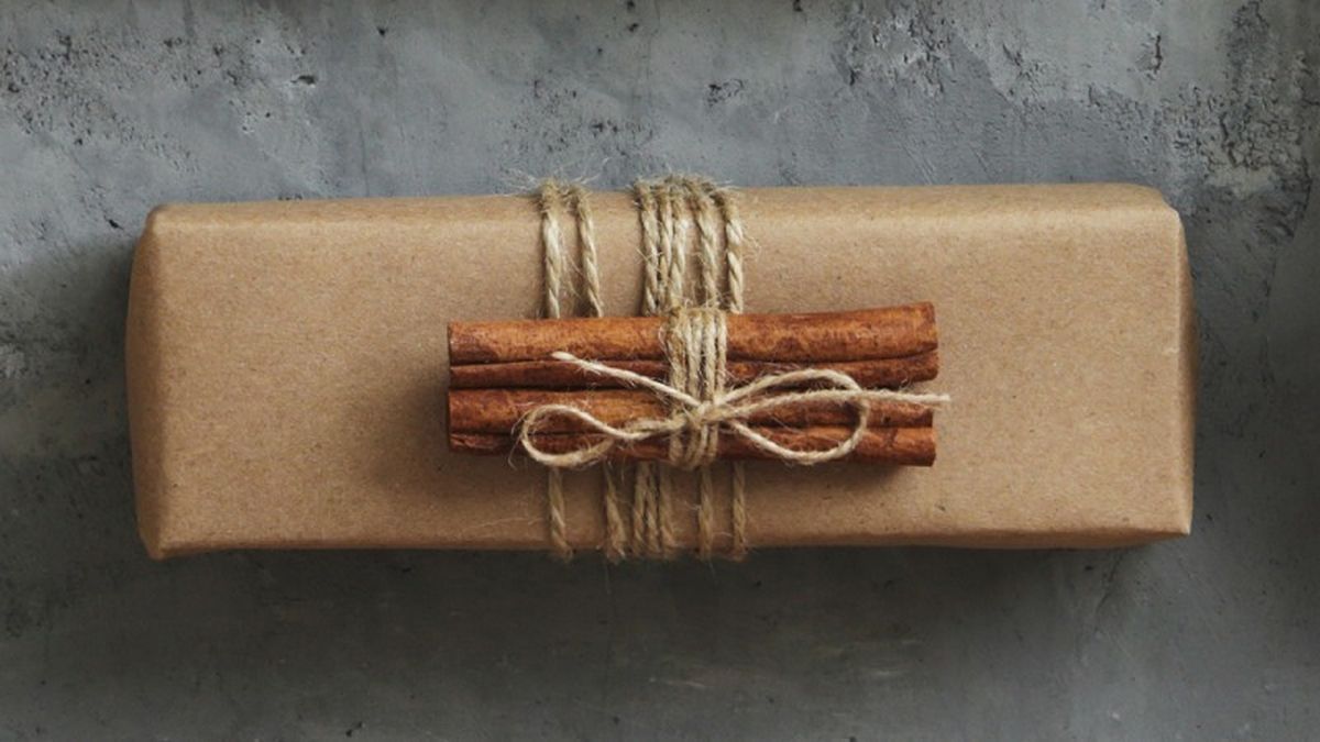 Canela decorando el regalo.