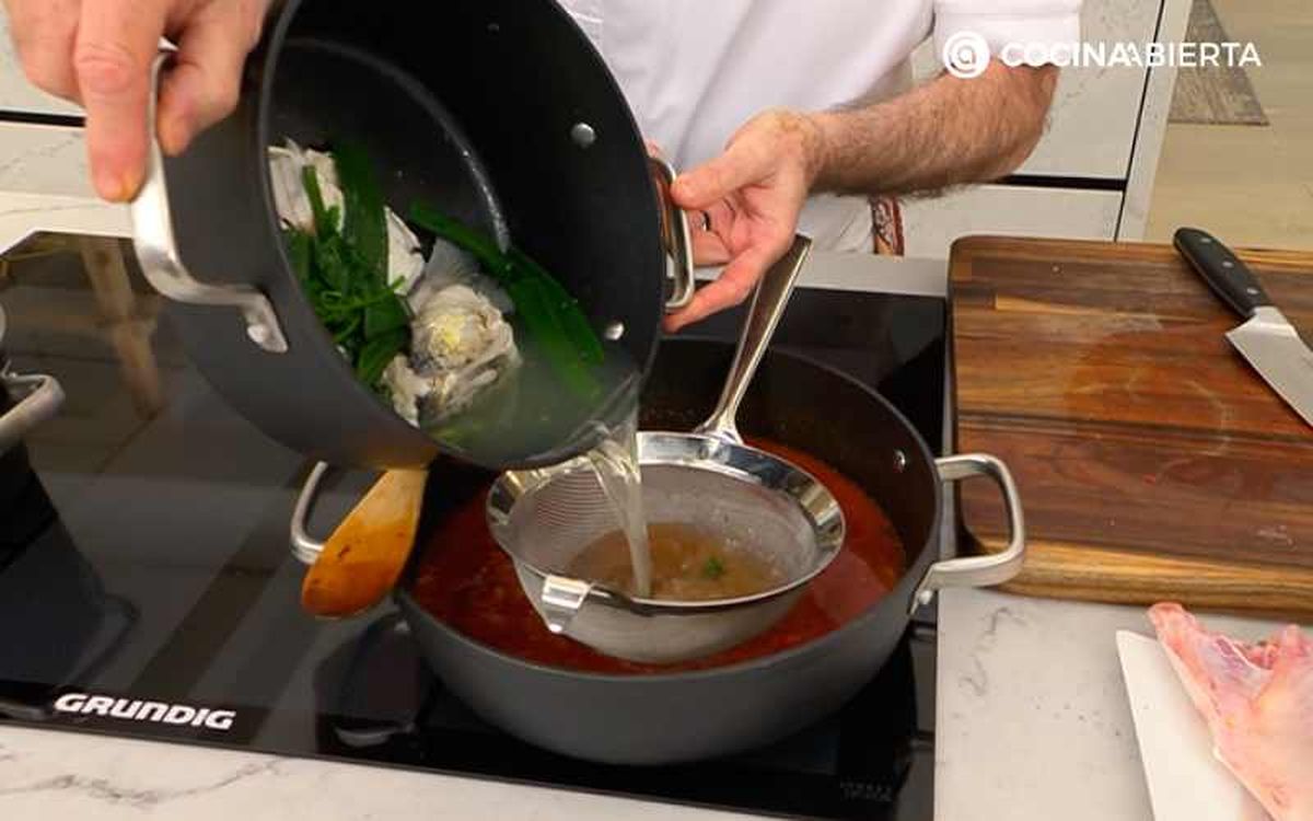 Incorpora el caldo de pescado