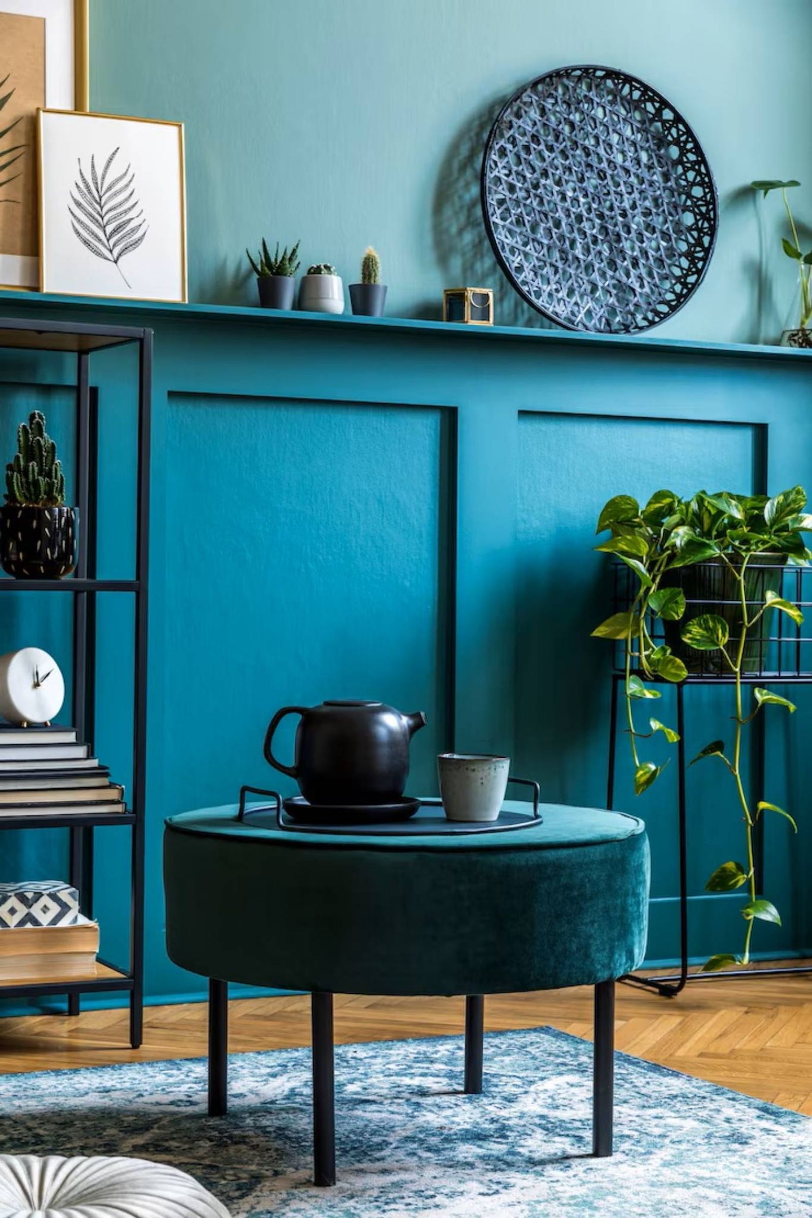 Diseño interior moderno con puf turquesa.