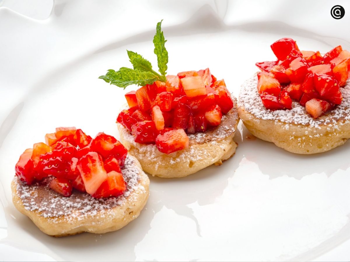 Aprende a preparar tortitas de yogur con fresas con la receta fácil de Karlos Arguiñano