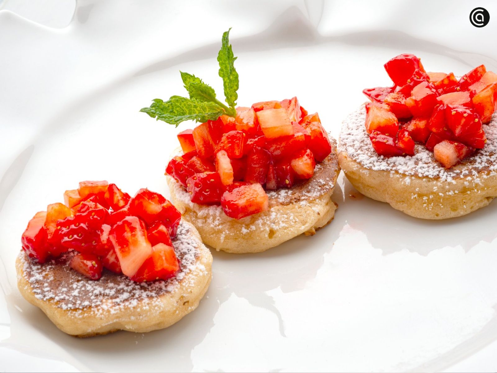 Aprende a preparar tortitas de yogur con fresas con la receta fácil de Karlos Arguiñano