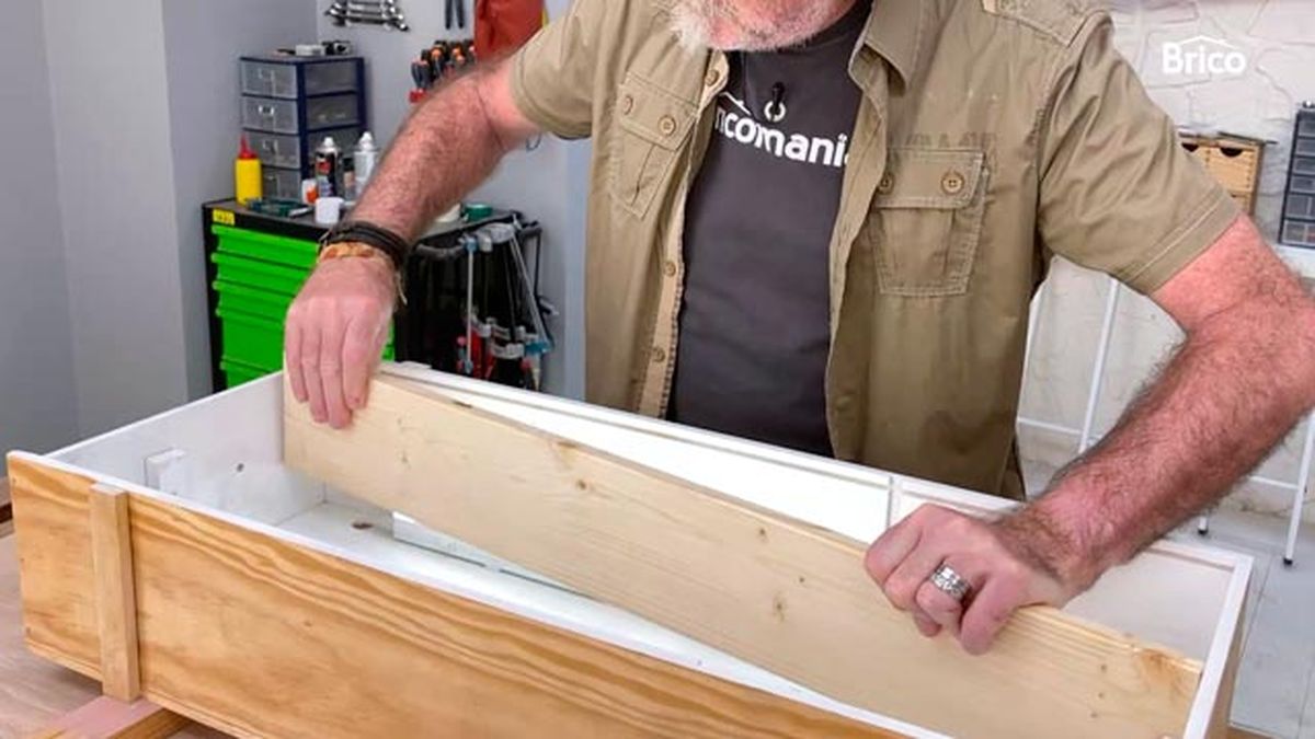 Cómo hacer una estantería con una caja de madera paso 16