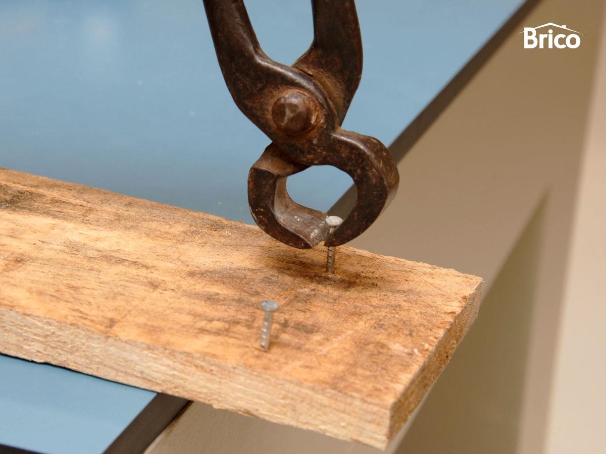 Retirar los clavos y tornillos del palé