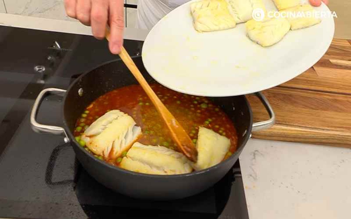Mezcla el bacalao y los guisantes