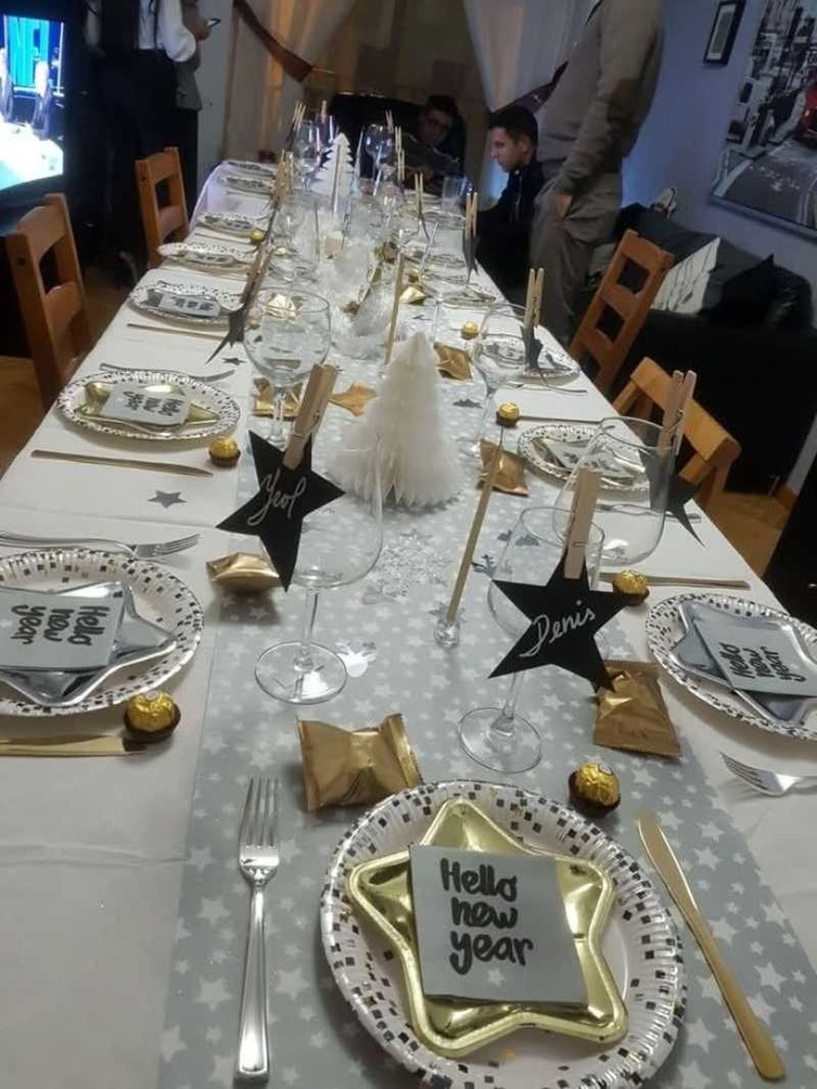 Mesa de Nochevieja con decoración en blanco.