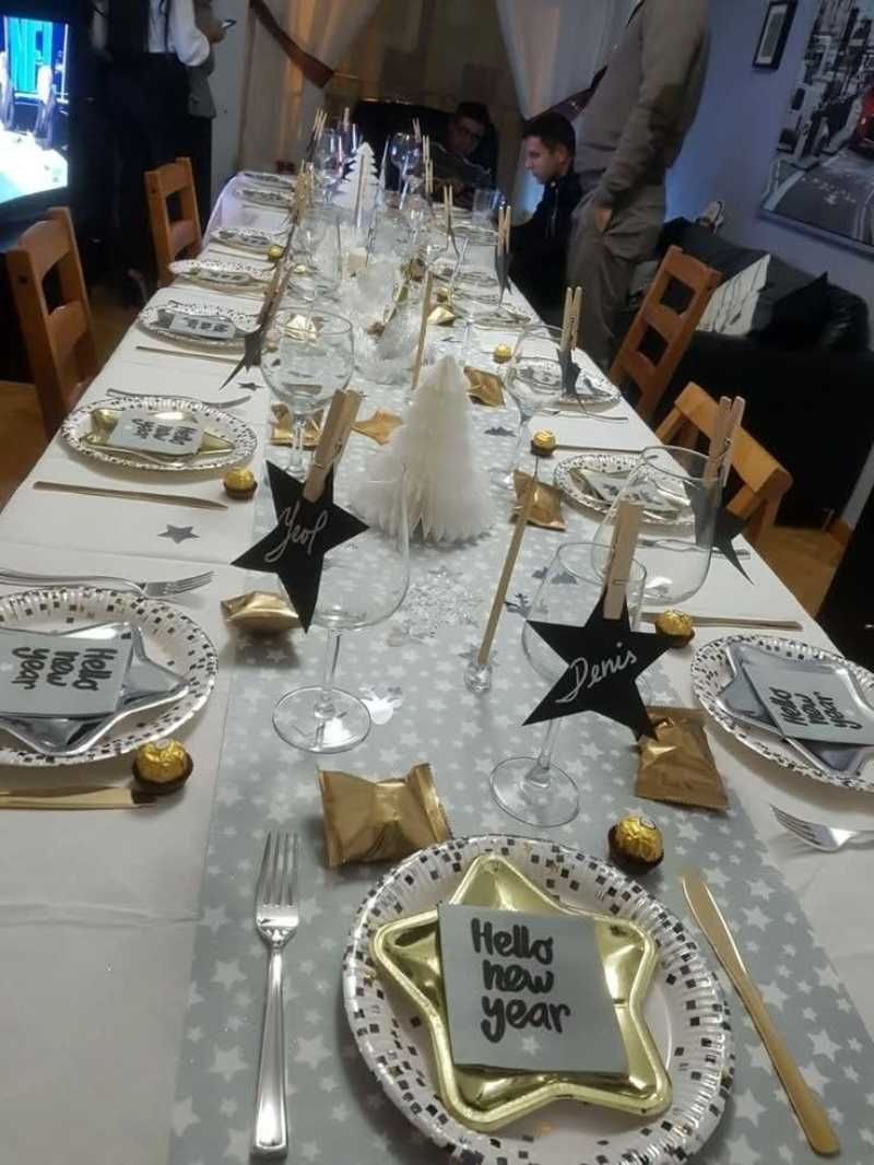 Mesa de Nochevieja con decoración en blanco.