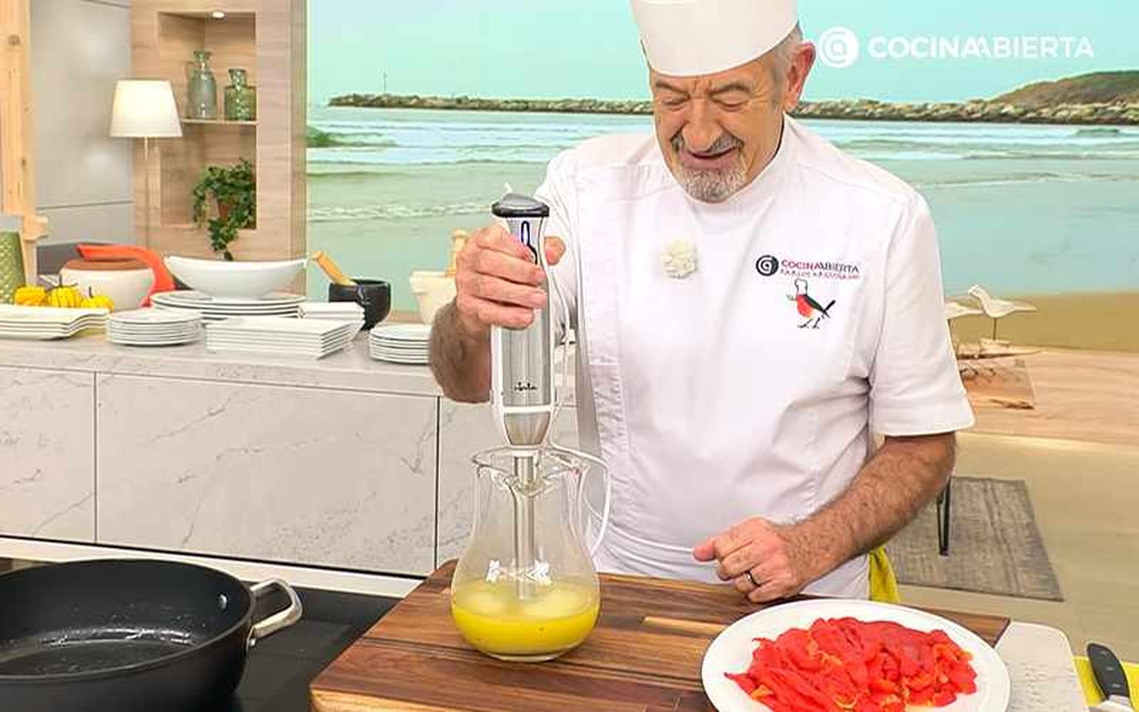 Karlos Arguiñano prepara la salsa pilpil