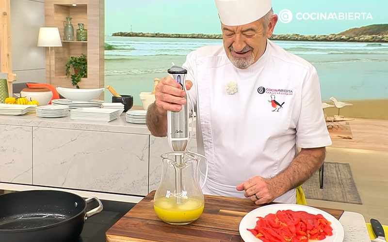Karlos Arguiñano prepara la salsa pilpil