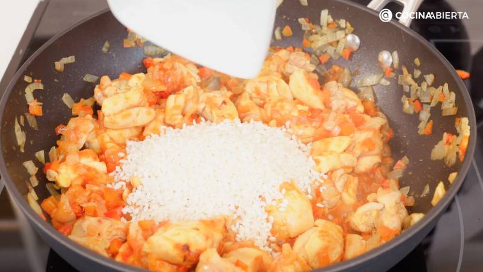 Añade el pollo, la salsa de tomate y el arroz