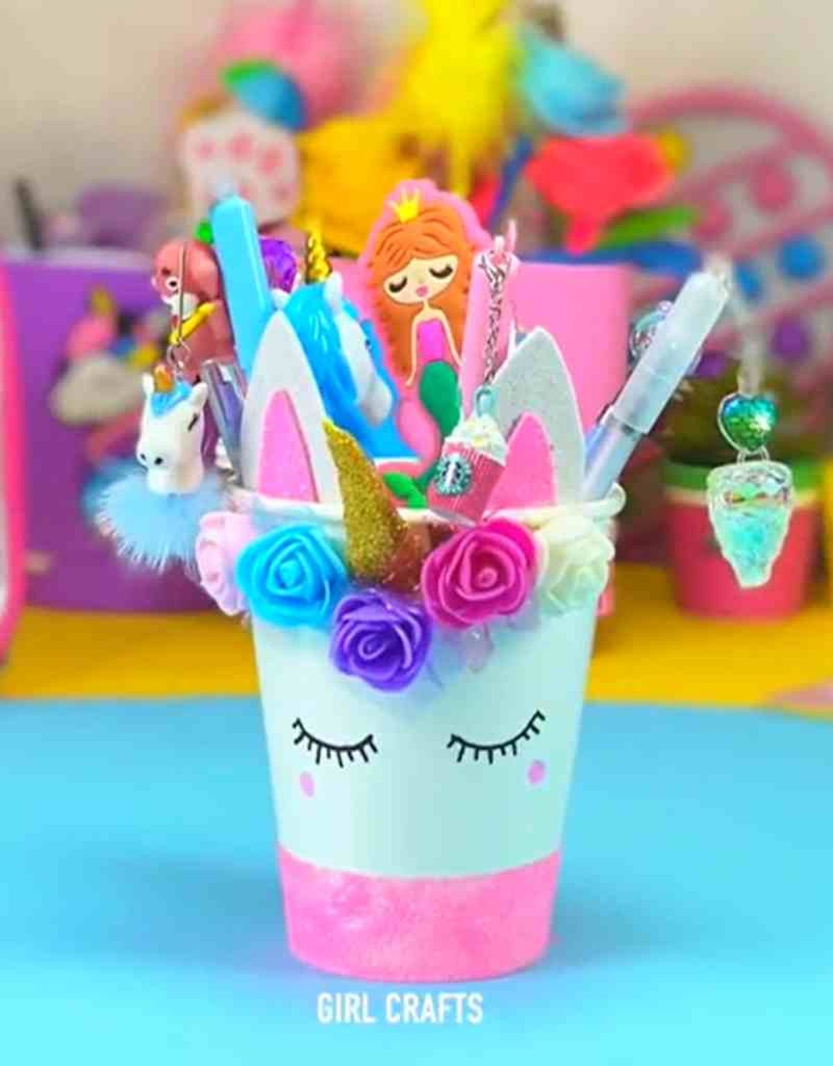 Vaso de plástico reutilizado como portalápices / TikTok: girlcraftss