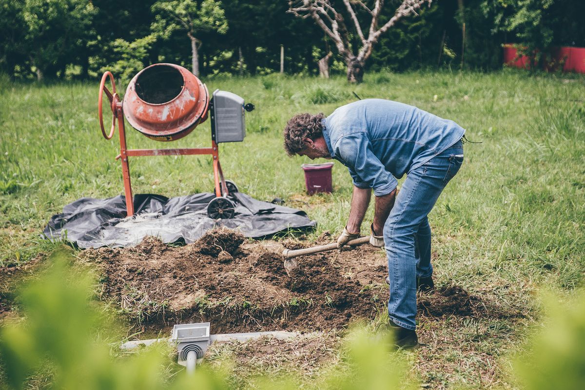 Cómo instalar un desagüe y una arqueta en el jardín paso 9