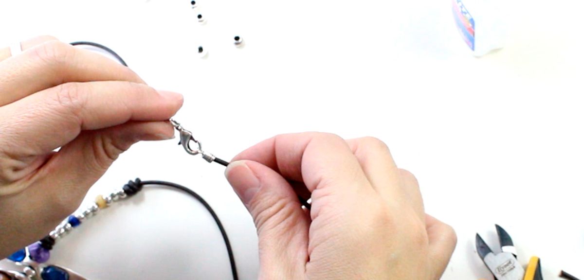 como hacer collar libelula paso8 mosqueton