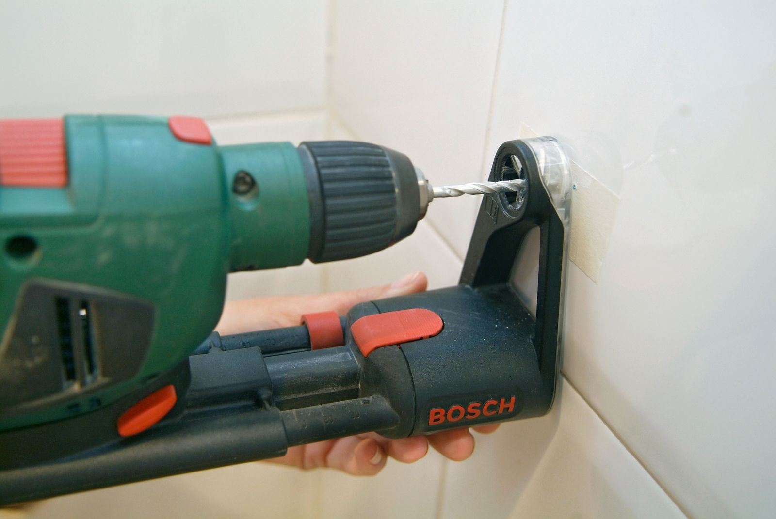 Colocación de accesorios en el baño paso 5