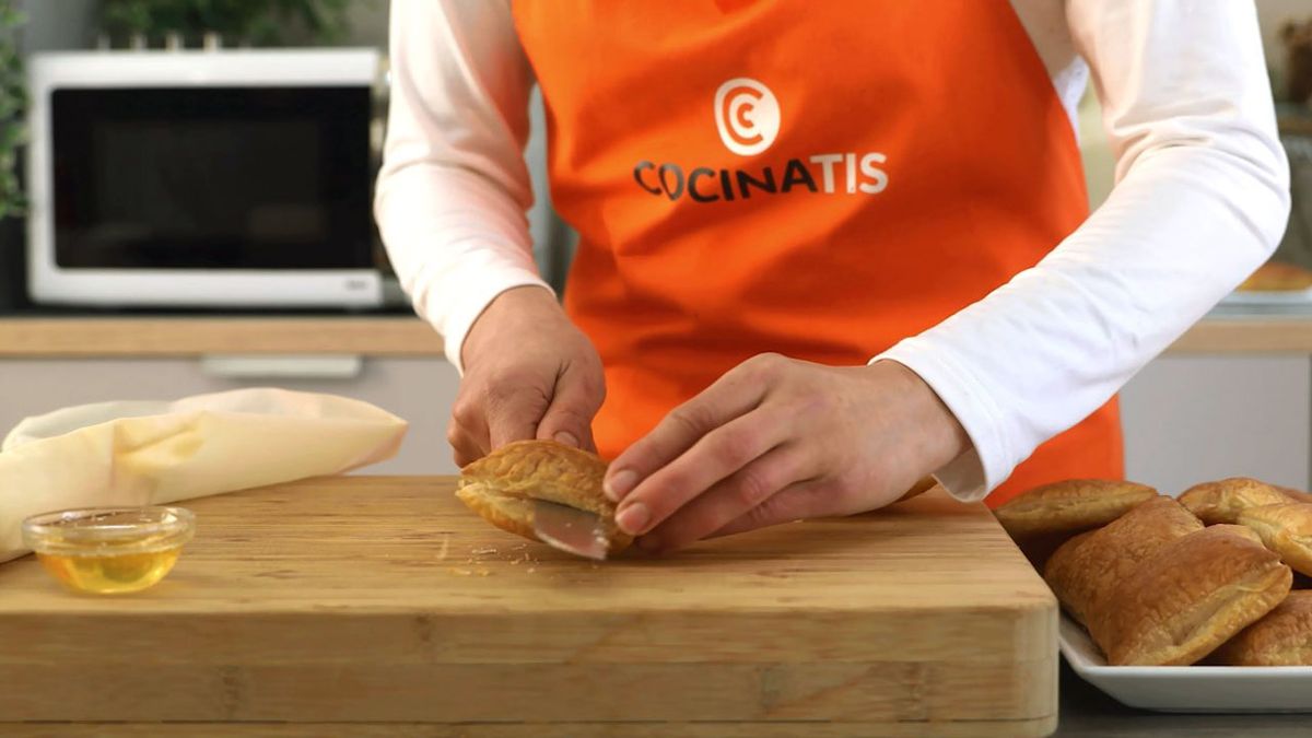 Receta de miguelitos de la Roda rellenos de crema  paso 4