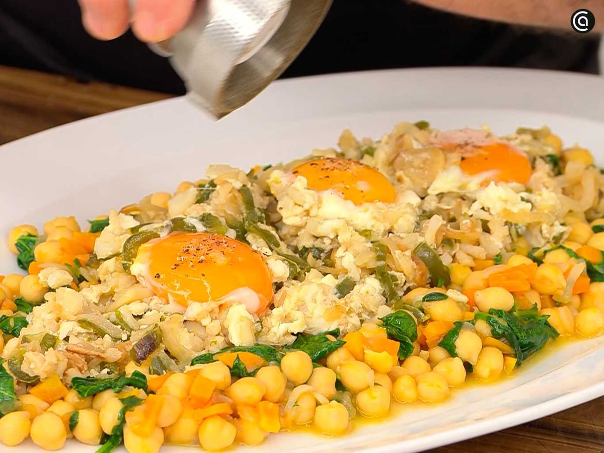 Sirve los garbanzos con revuelto de bacalao