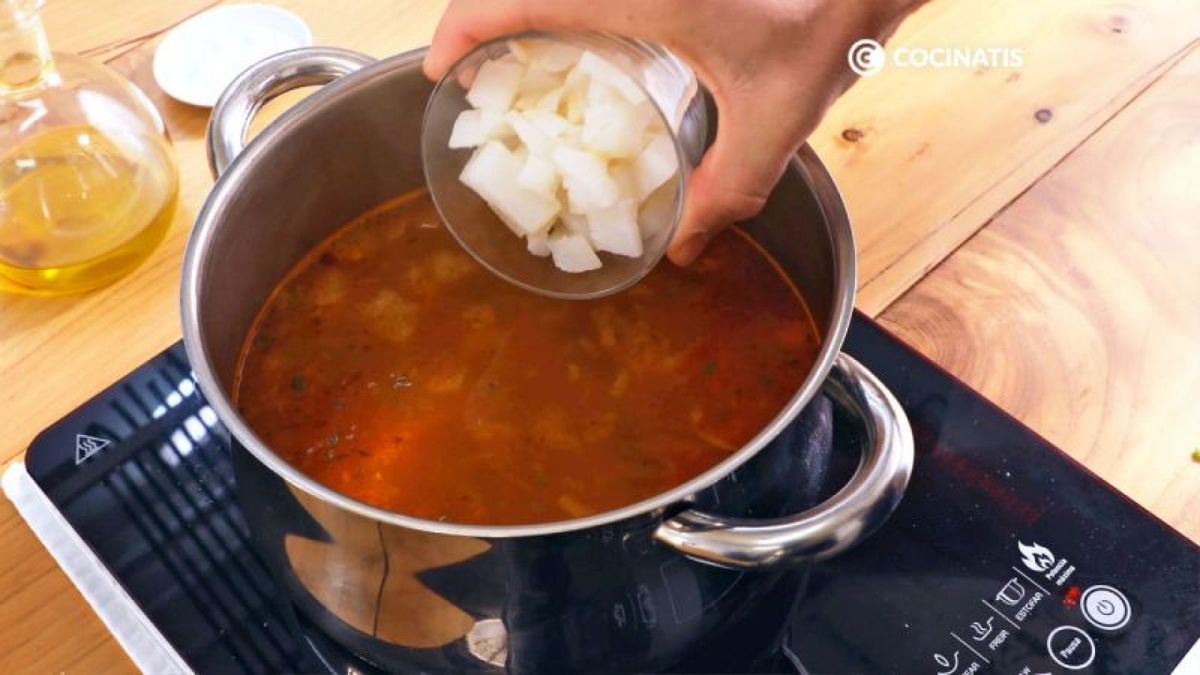 Agregamos el bacalao a la sopa