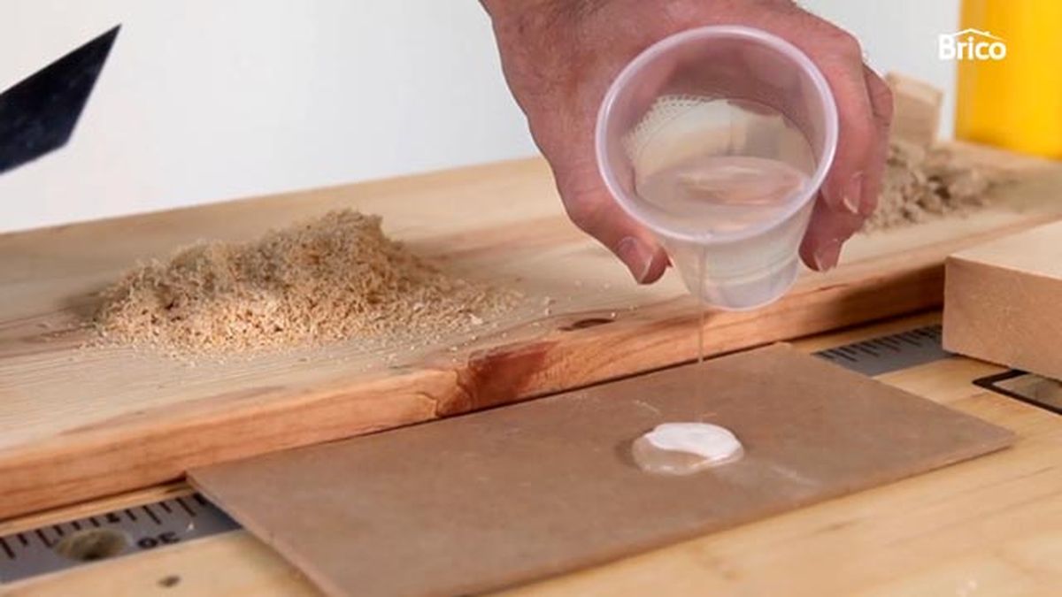 Cómo hacer masilla para tapar las fijaciones en madera paso 2