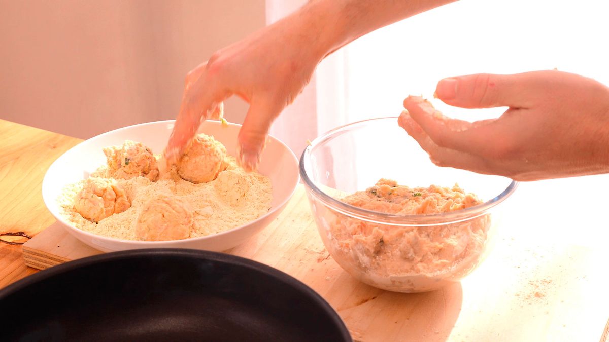Albóndigas de salmón con salsa de tomate   Paso 4
