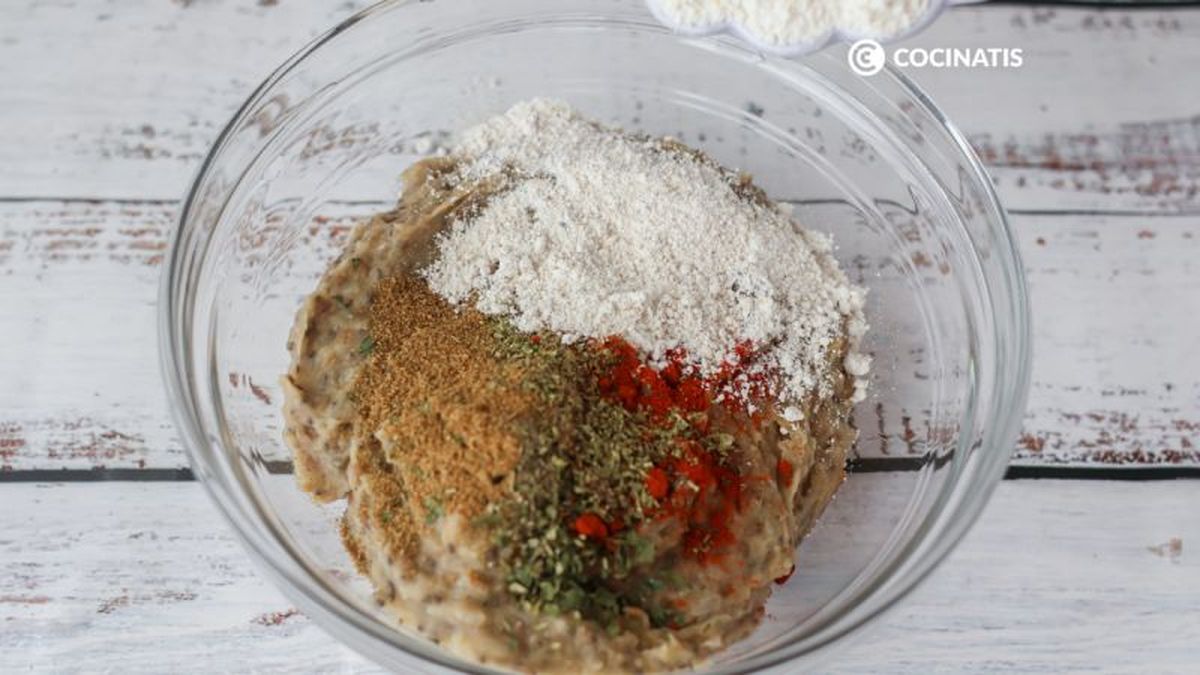 Especiamos la masa de las albóndigas