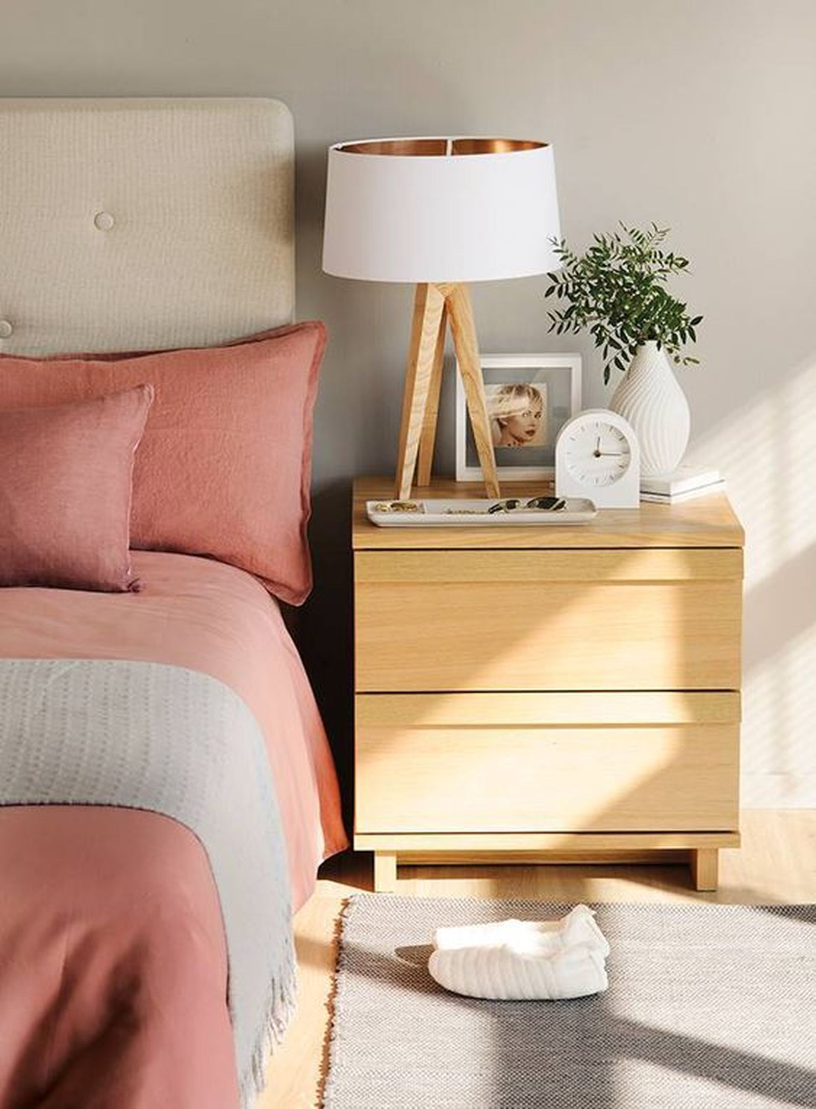 ideas decorar cuarto lampara mesita noche 7