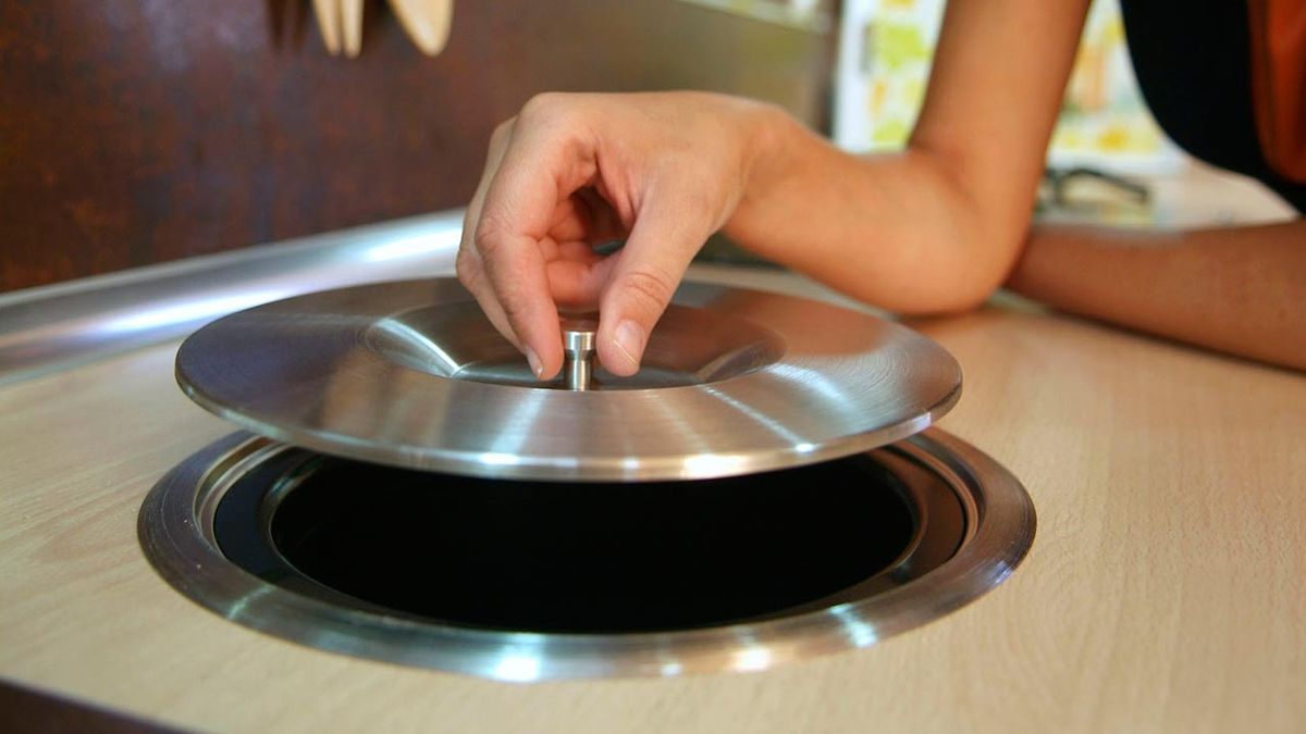 Colocar cubo de basura en encimera paso 9