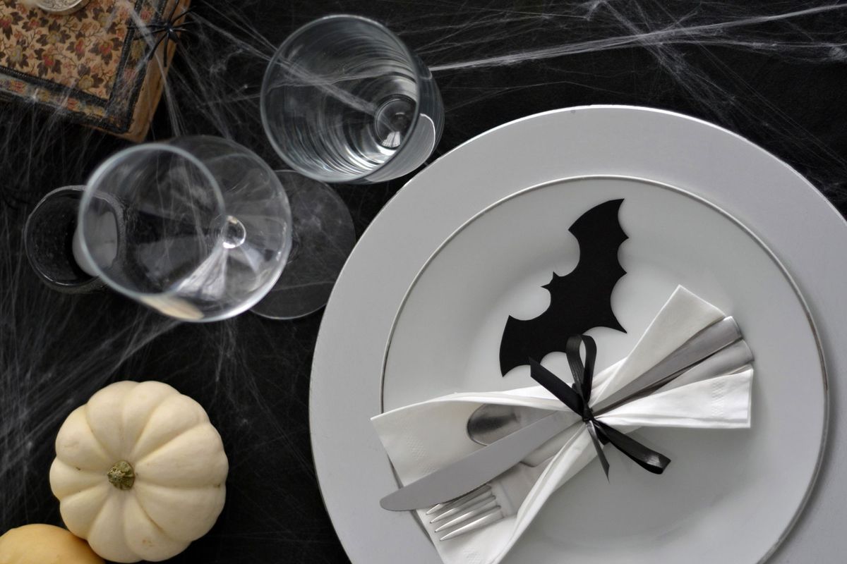 Decorar mesa para Halloween en blanco y negro 2