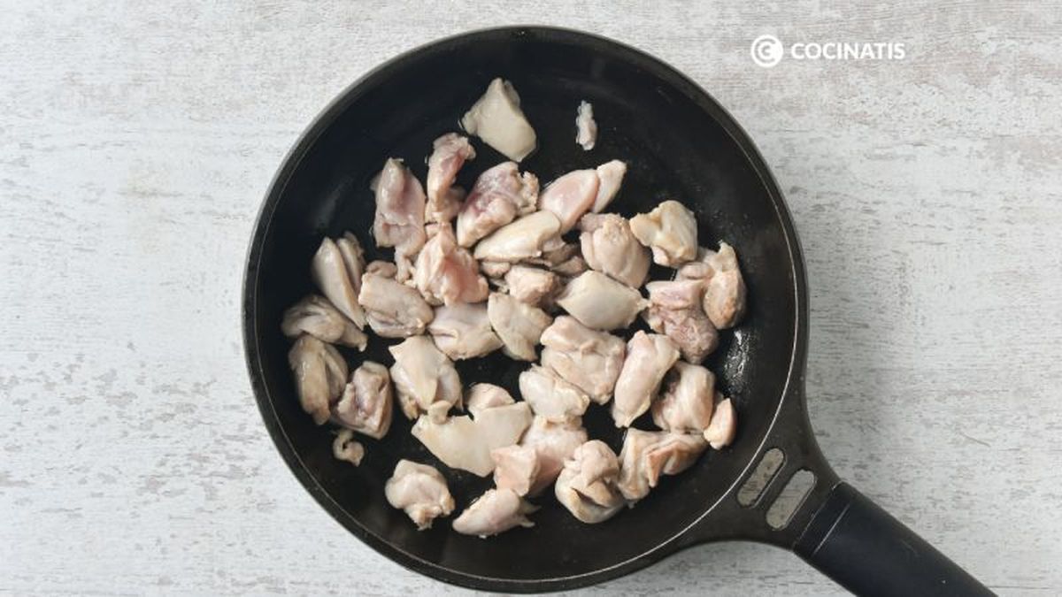 Doramos el pollo en una sartén