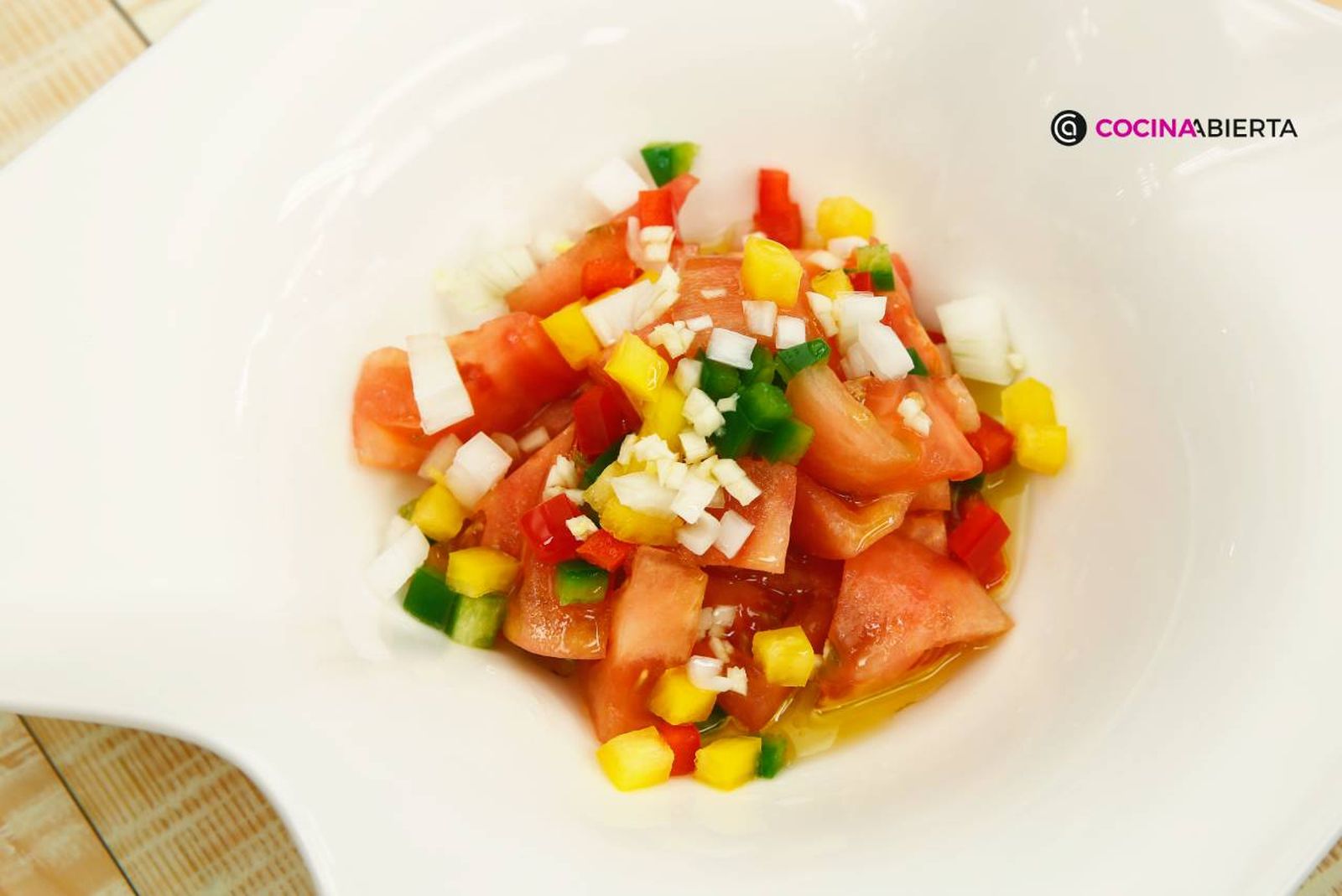 La ensalada tomate y pimientos crudos es una receta ligera y saludable