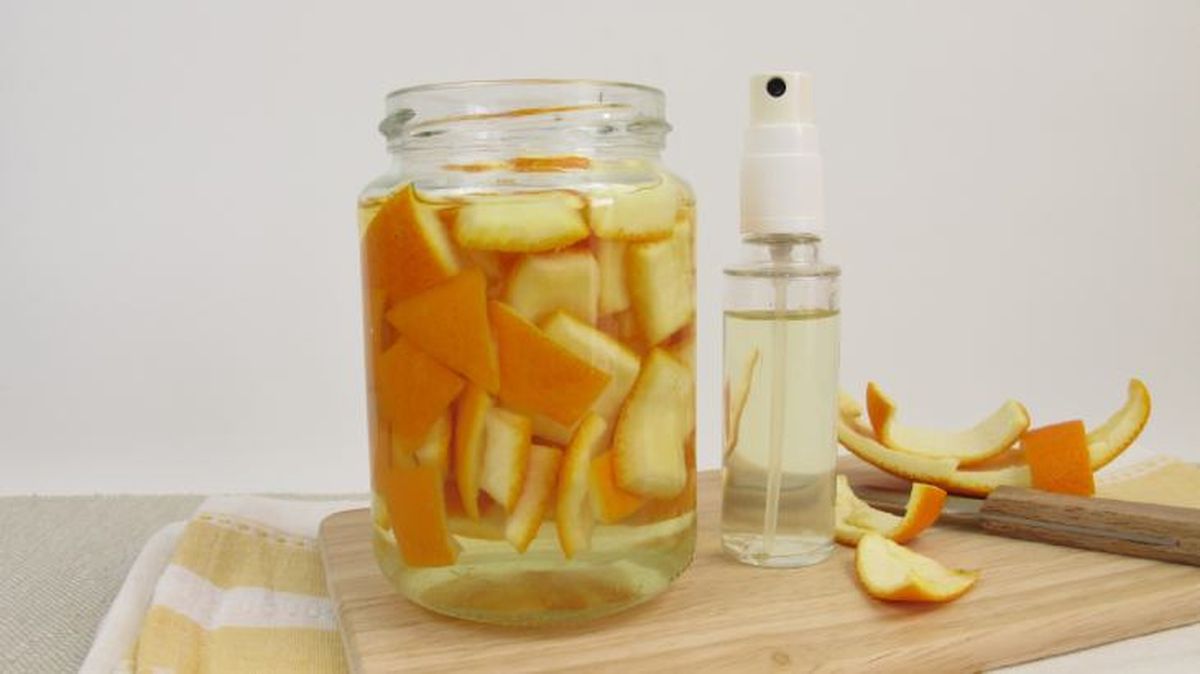 Cáscaras de frutas + vinagre blanco