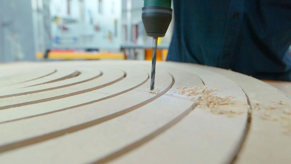 Como hacer un abeto de Navidad con aros de madera paso 4