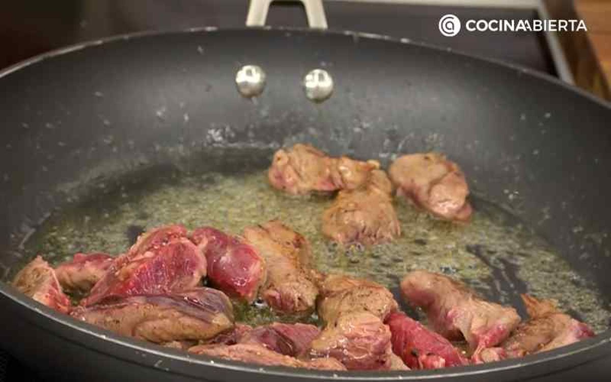 Dora la carne o bocados de la reina