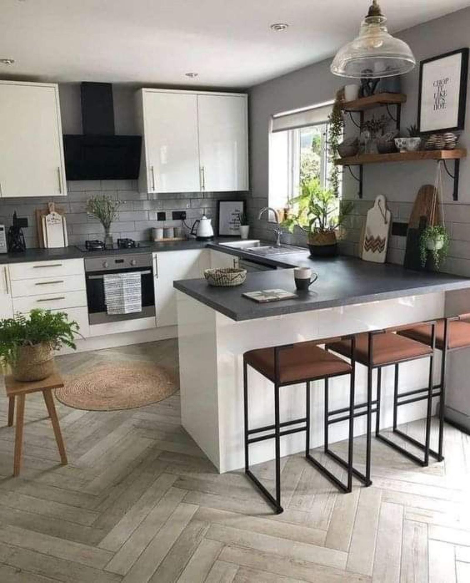 Cocina con península de estilo industrial.