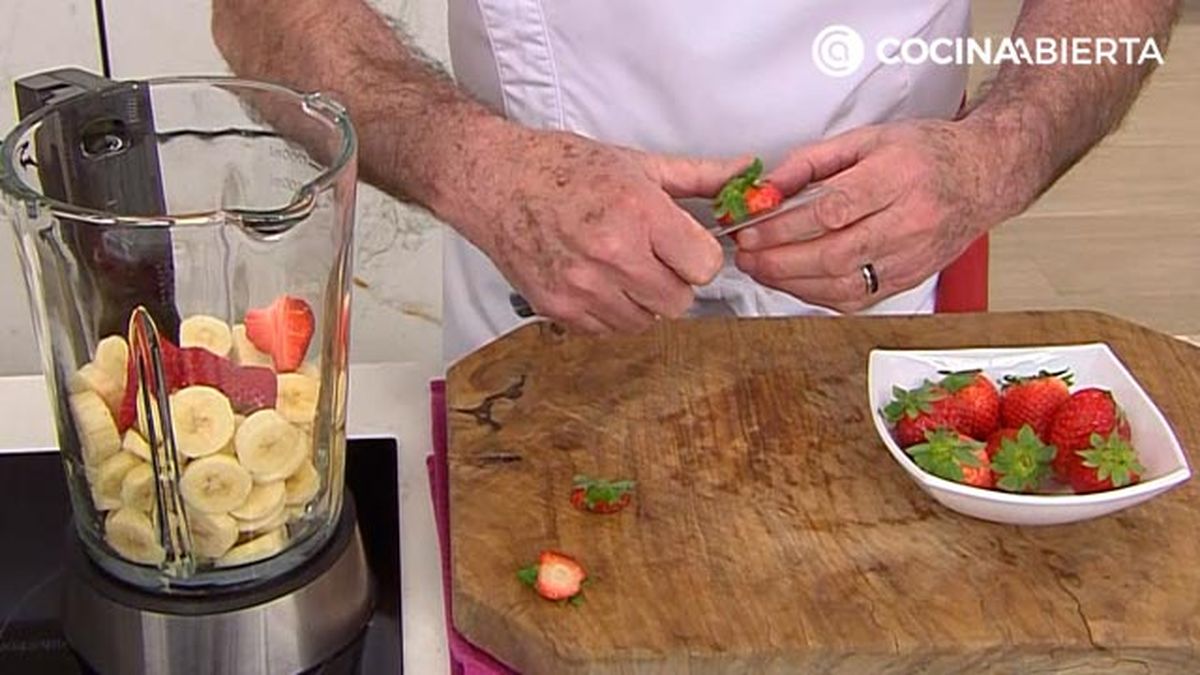 helado casero de fresas y platano con yogur receta karlos arguinano karl67430321 paso2
