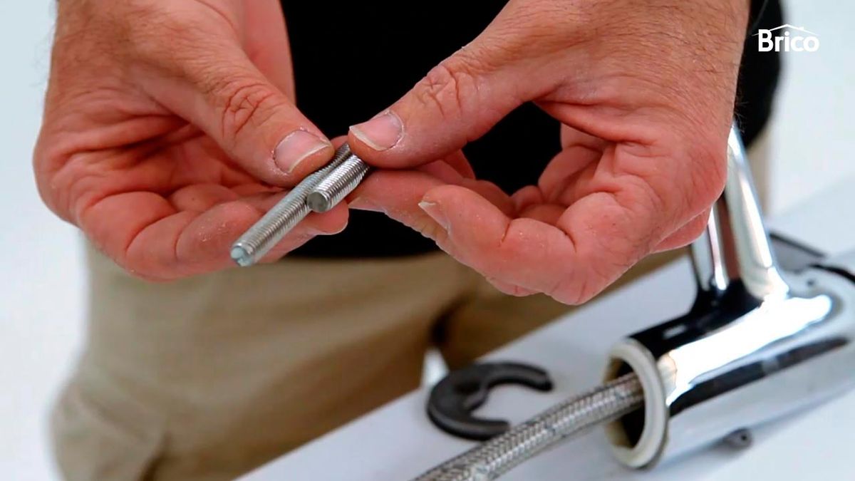 Cómo apretar el grifo del lavabo paso 6