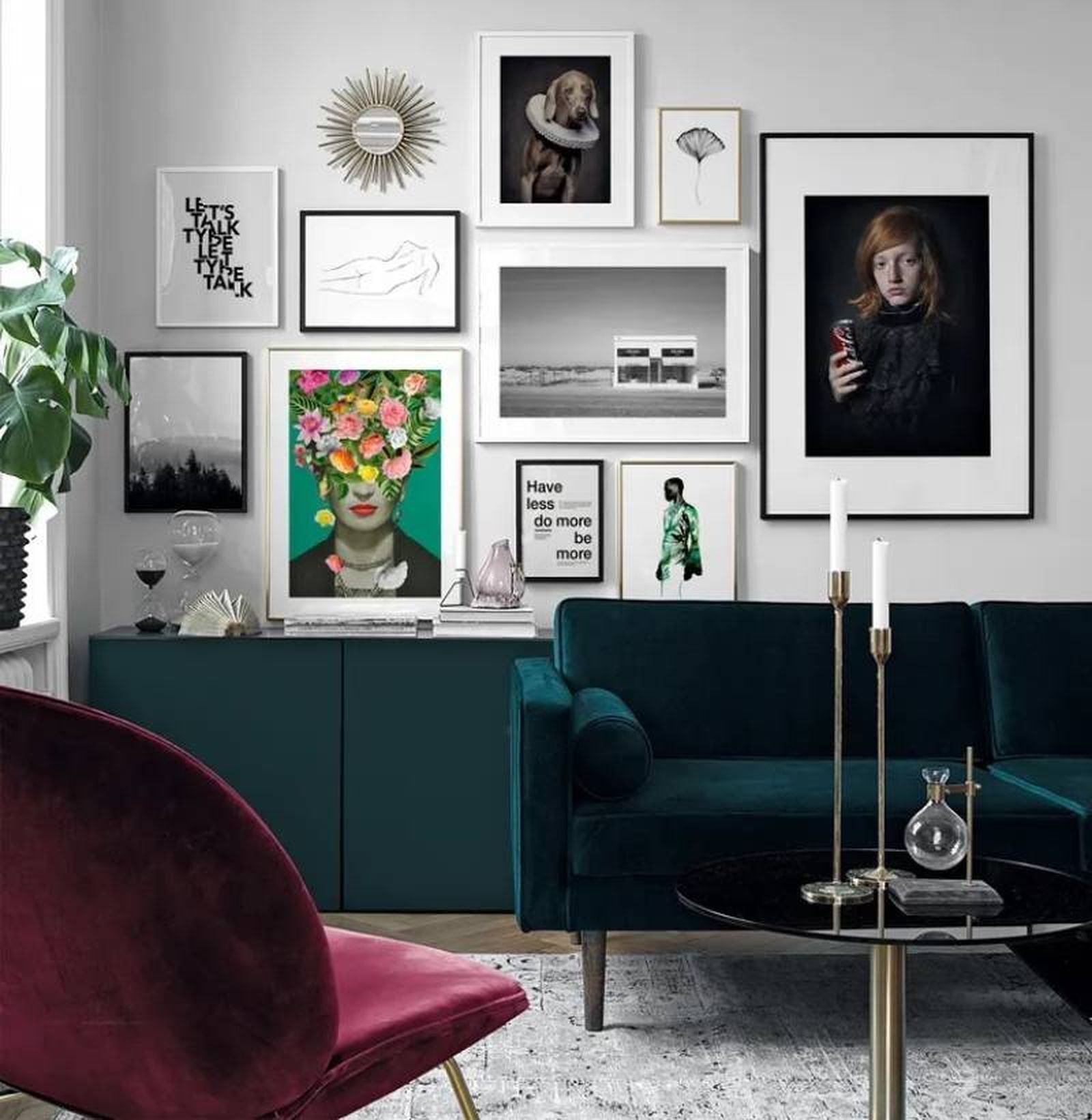 Salón decorado con galería de fotos asimétrica.