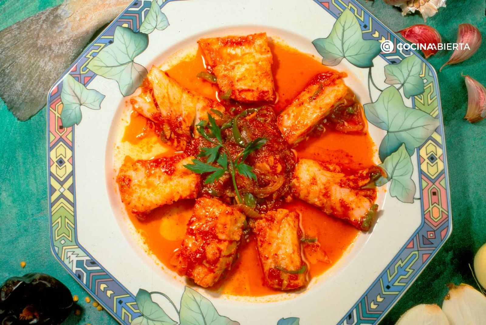 El bacalao ajoarriero con tomate es un plato tradicional de la cocina española