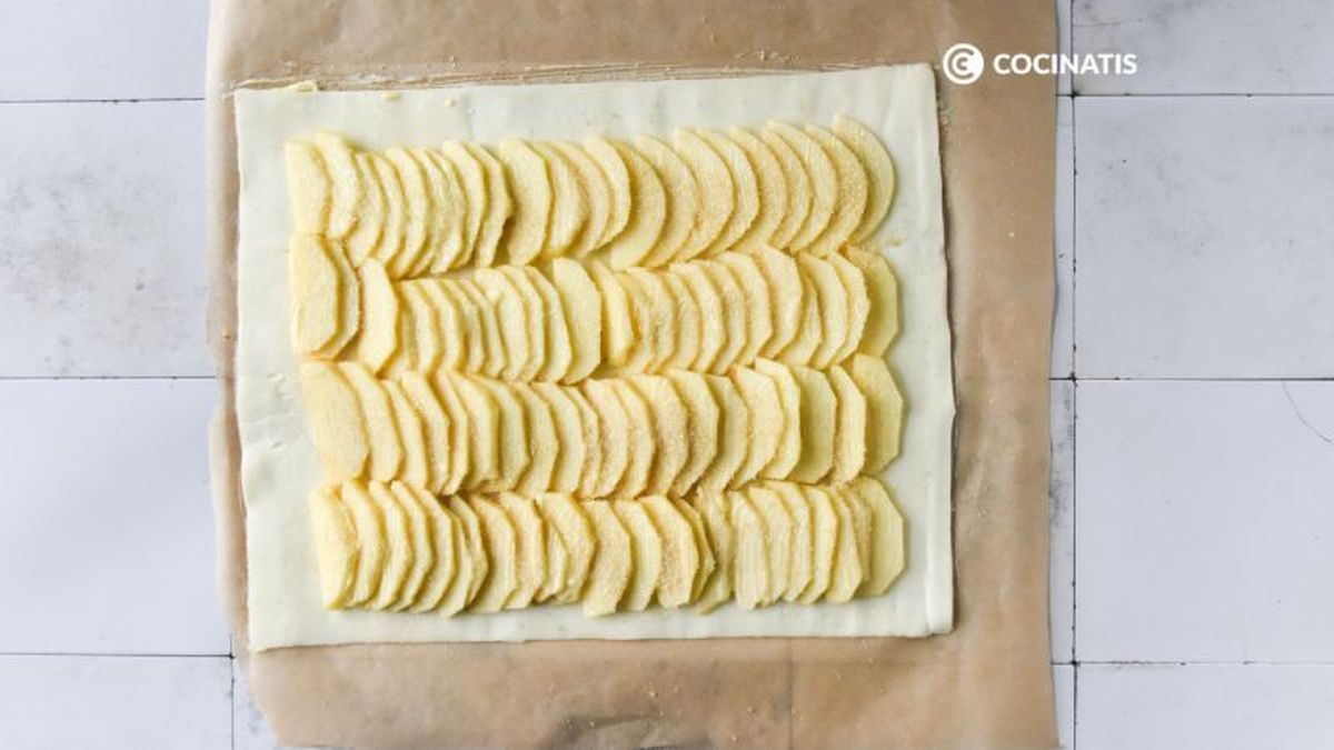 Repartimos la manzana laminada sobre el hojaldre