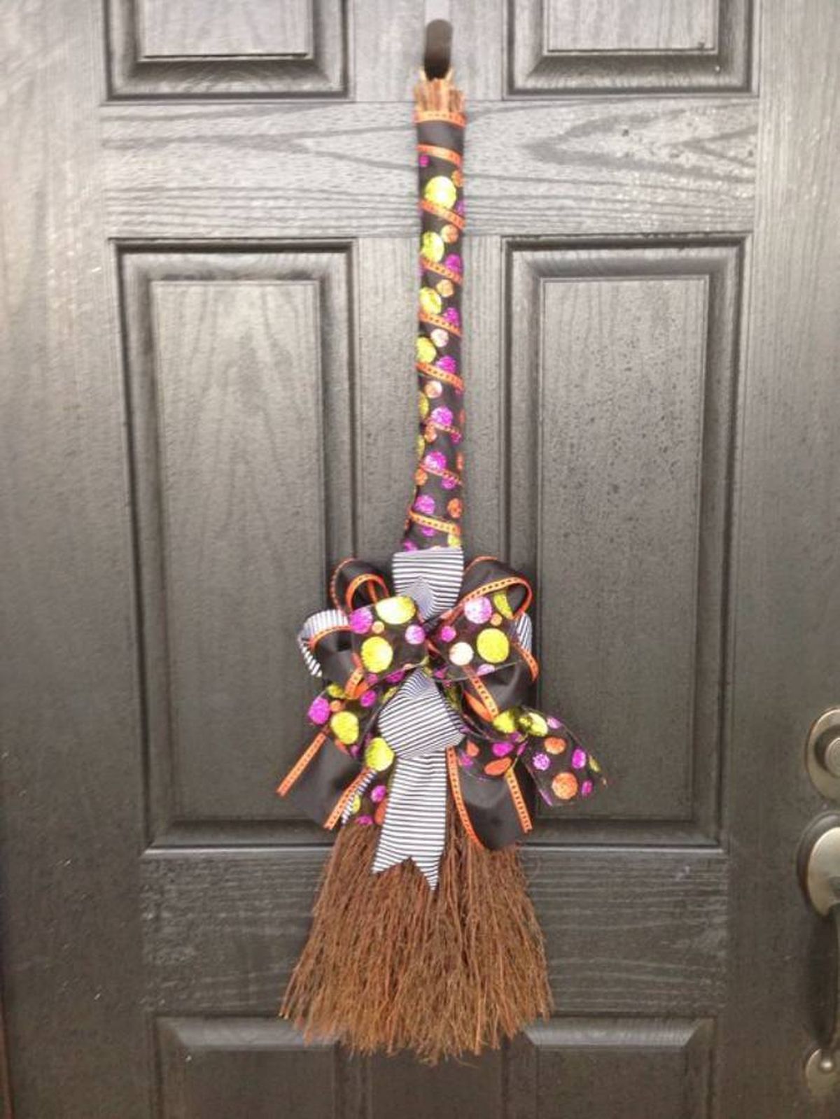 decorar escoba halloween lazos pinterest