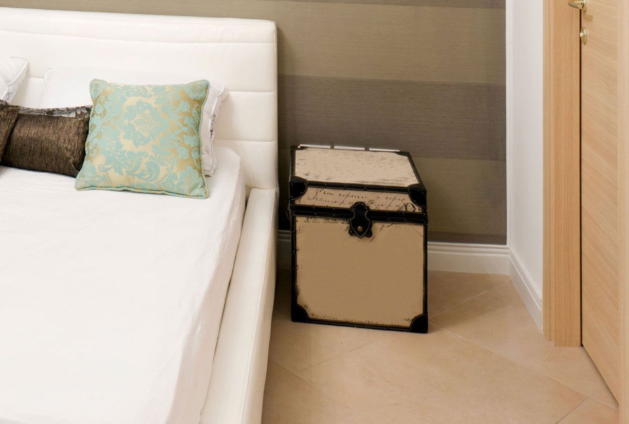 Dormitorio con líneas horizontales   mesitas