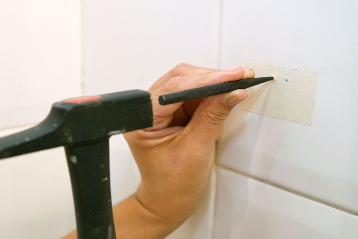 Colocación de accesorios en el baño paso 4