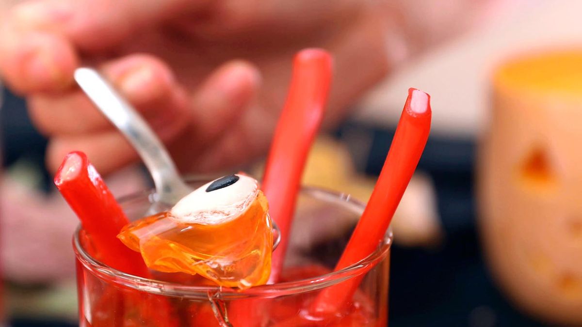 Receta de gelatinas con golosinas para Halloween  paso 5