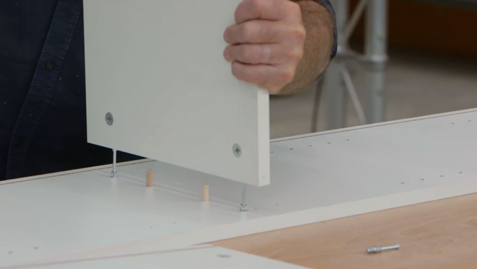 Cómo hacer un escritorio con estanterías paso 1