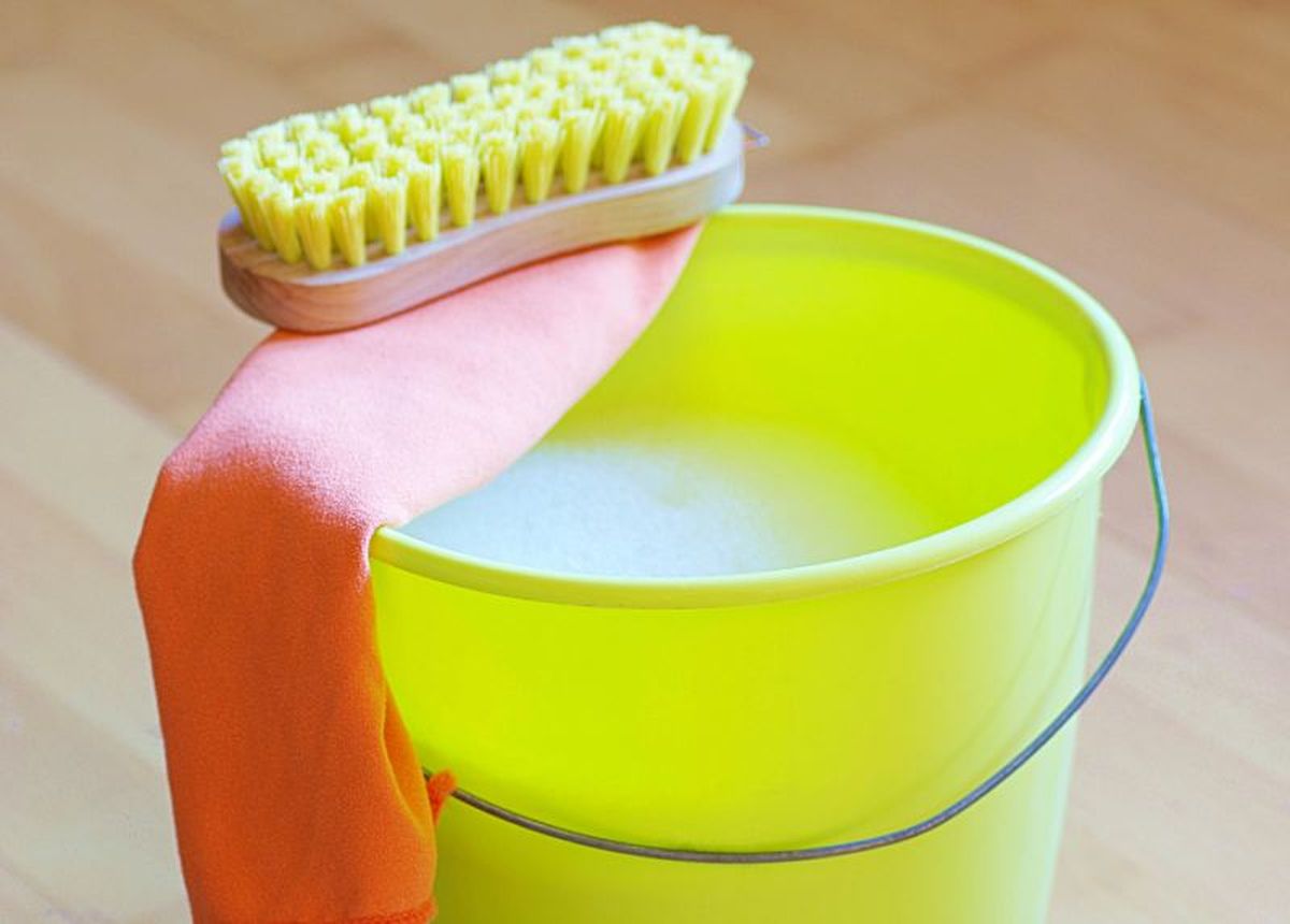 Limpia tu escoba en un cubo con agua, jabón y bicarbonato