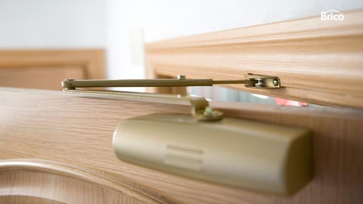 Instalar muelle cierrapuertas paso 8