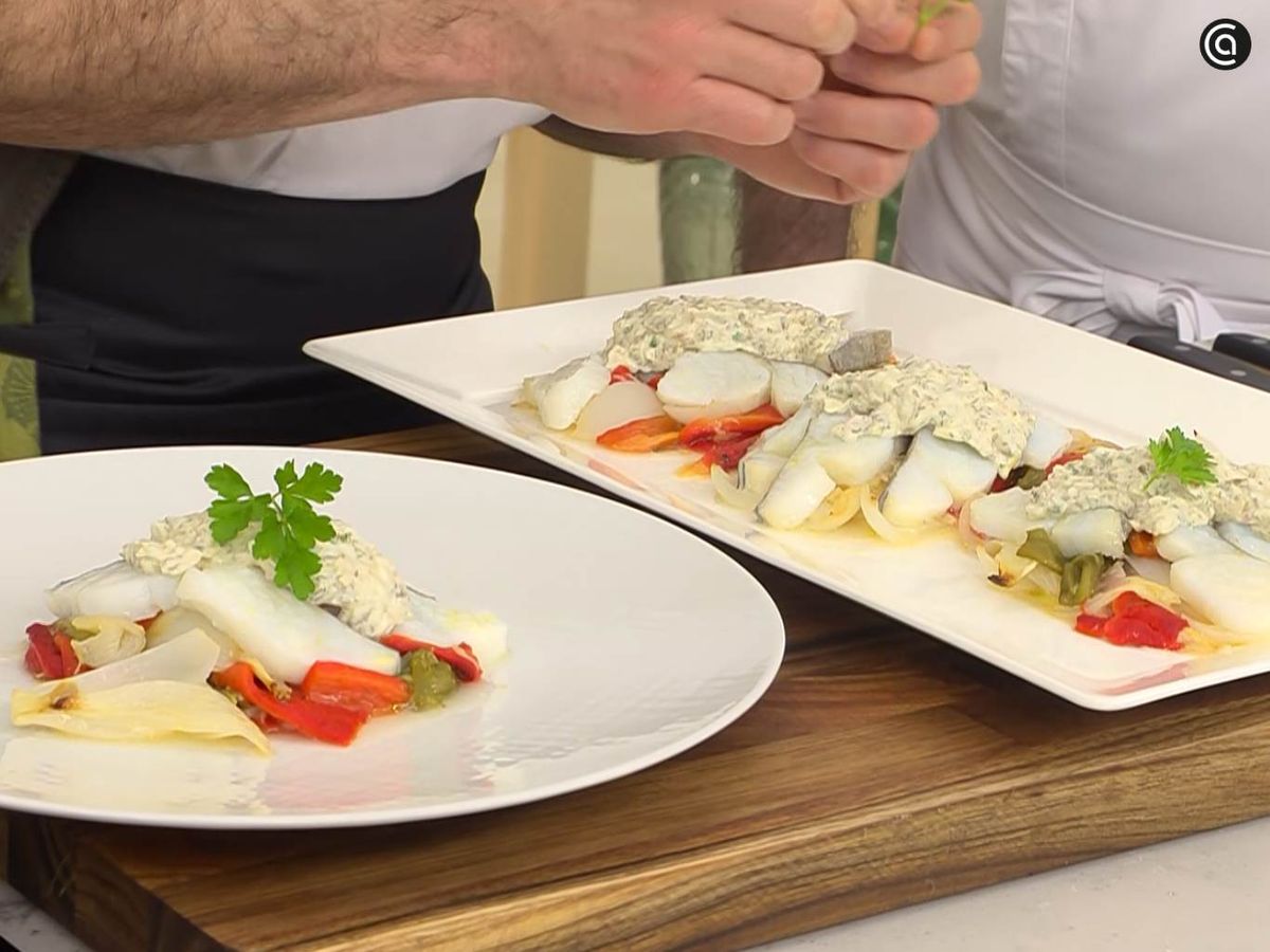 Sirve las láminas de bacalao con piperrada y salsa tártara