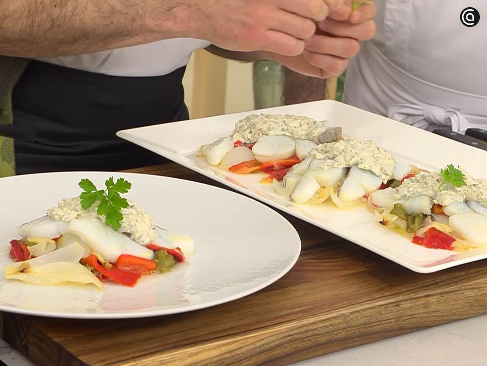 Sirve las láminas de bacalao con piperrada y salsa tártara