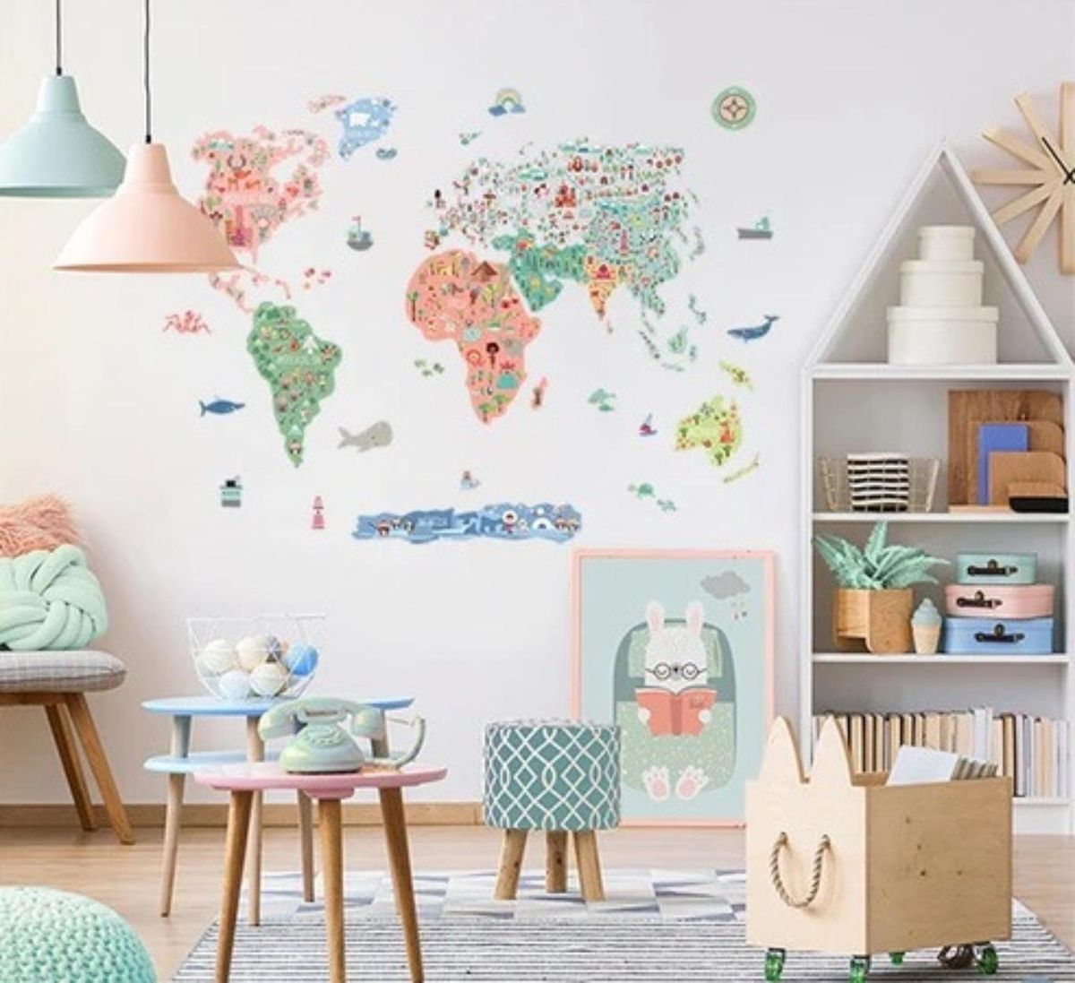 Zona de juegos infantil con vinilo de mapa en la pared.