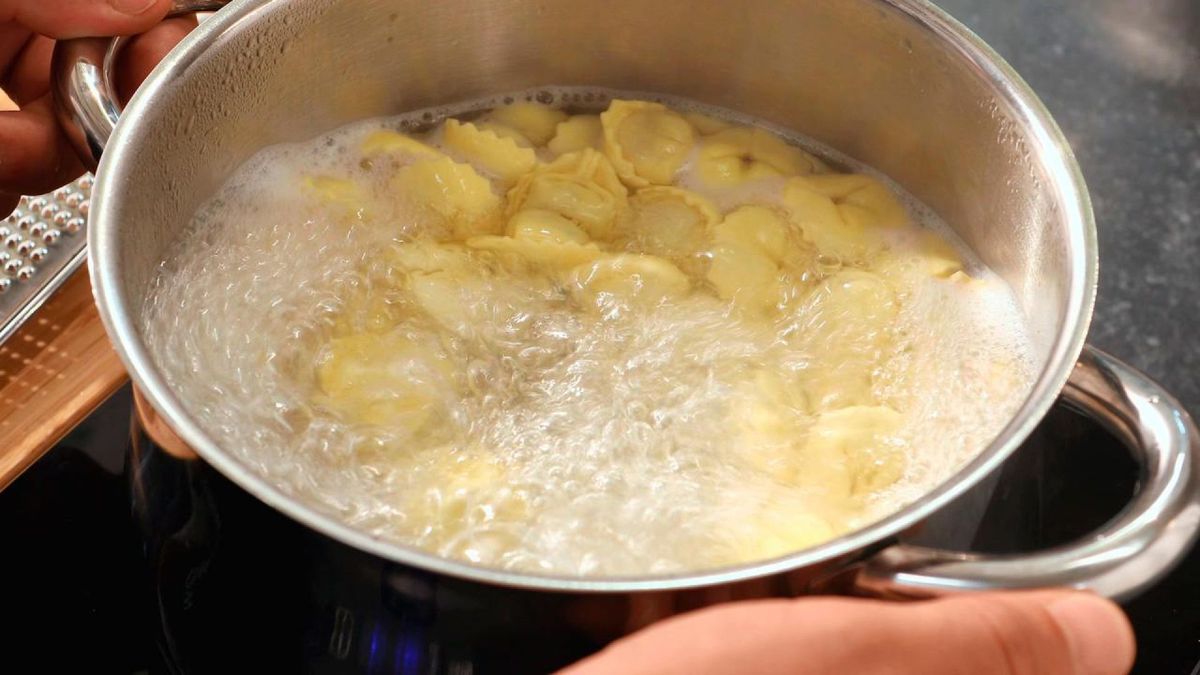 Tortellini con salsa carbonara   Paso 1