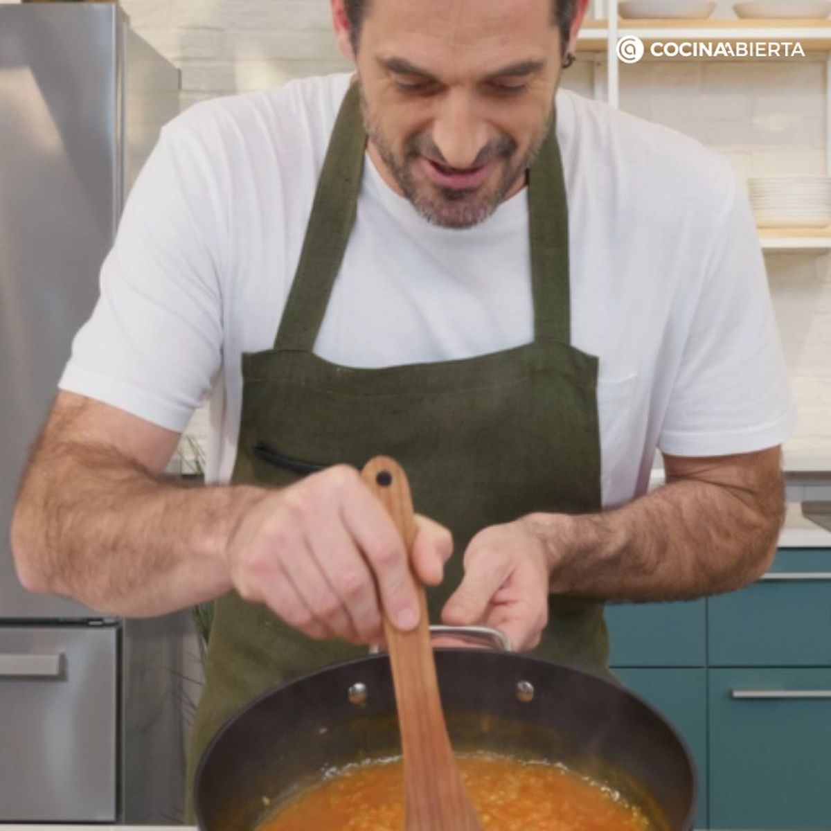 Joseba Arguiñano muestra la textura de la salsa de su entrante con mejillones